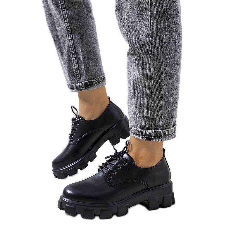 Svarta skor på en Chedi traktorsula