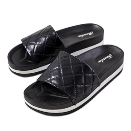 Svarta quiltade Hassell tofflor