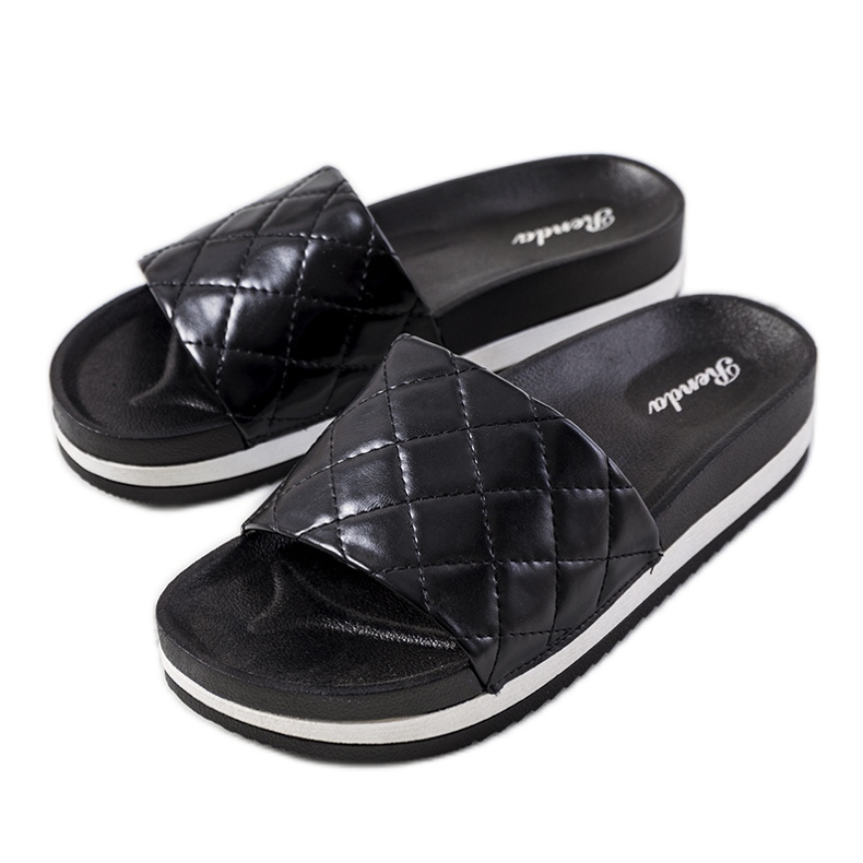 Svarta quiltade Hassell tofflor