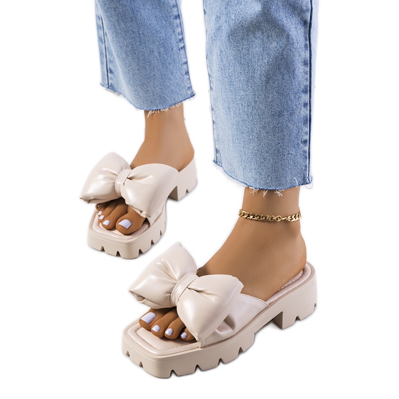 Beiga tofflor på Platt traktorsula beige