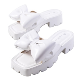 Vita tofflor på traktorsulan på Platt