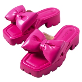 Rosa tofflor på Platt traktorsulan