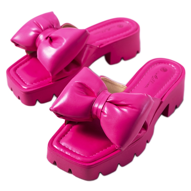 Rosa tofflor på Platt traktorsulan