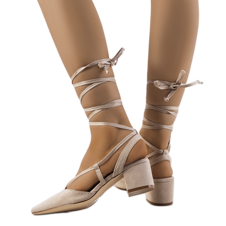Beige pumps med snörning på Victoris-stolpen