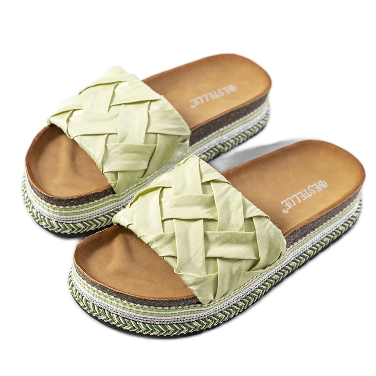 Gröna flipflops på Vadna korksula