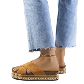 Bruna tofflor på Muncho-plattformen