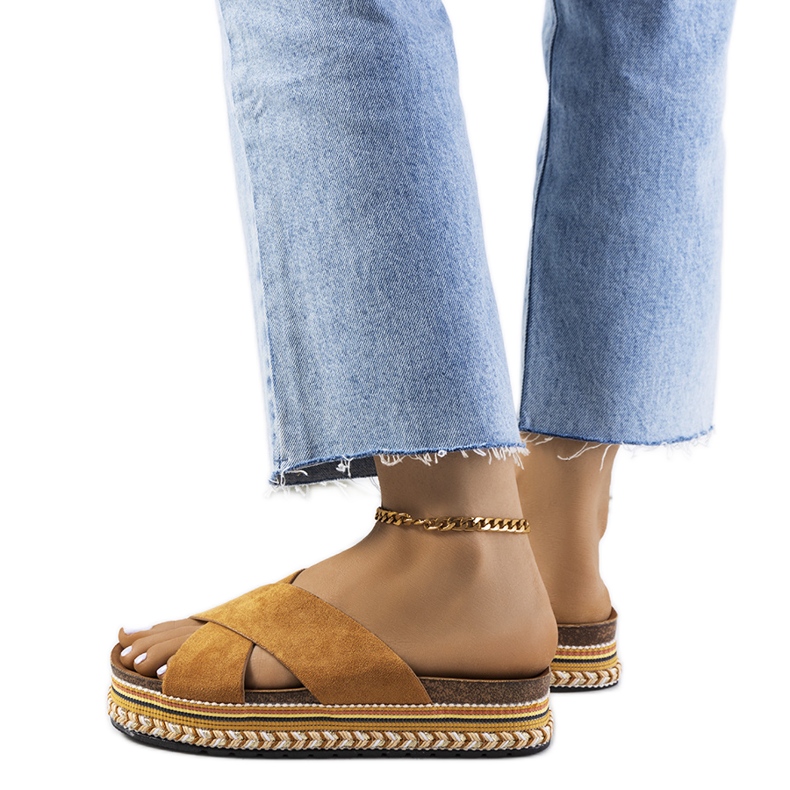 Bruna tofflor på Muncho-plattformen