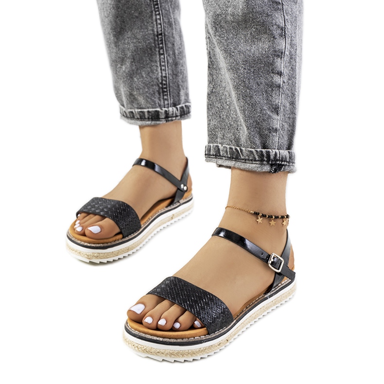 Svarta sandaler på en dekorerad Acton-plattform