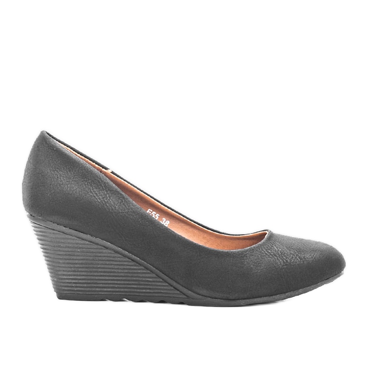 Svarta pumps på kilen Unies