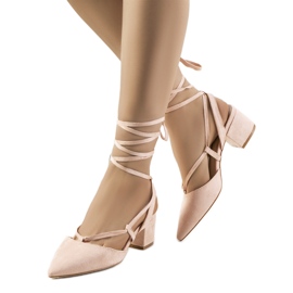 Rosa snörningspumpar på Victoris-stolpen