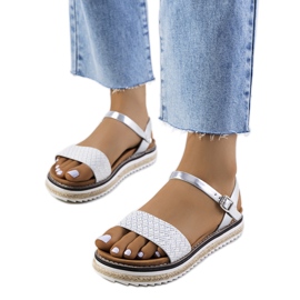 Silversandaler på en utsmyckad Acton-plattform