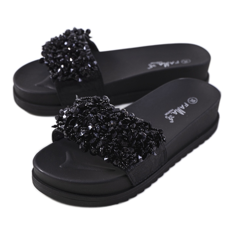 Svarta tofflor på Marthas plattform