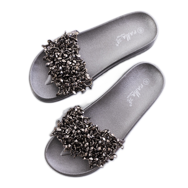 Gråa tofflor på Marthas plattform