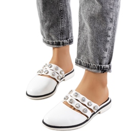 Vita tofflor dekorerade med Asselt nitar