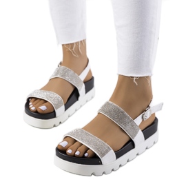 Vita sandaler prydda med Felding cubic zirconia