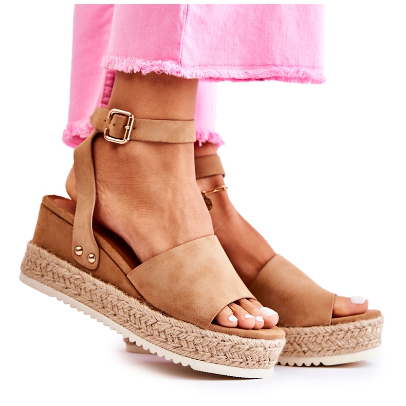 FE1 Mocka Sandaler På En Kamel Kil Lissabon beige