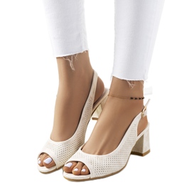 Genombrutna guldsandaler på en Malone-stolpe gyllene