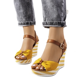 Gula espadrillor på Shishani-kilar