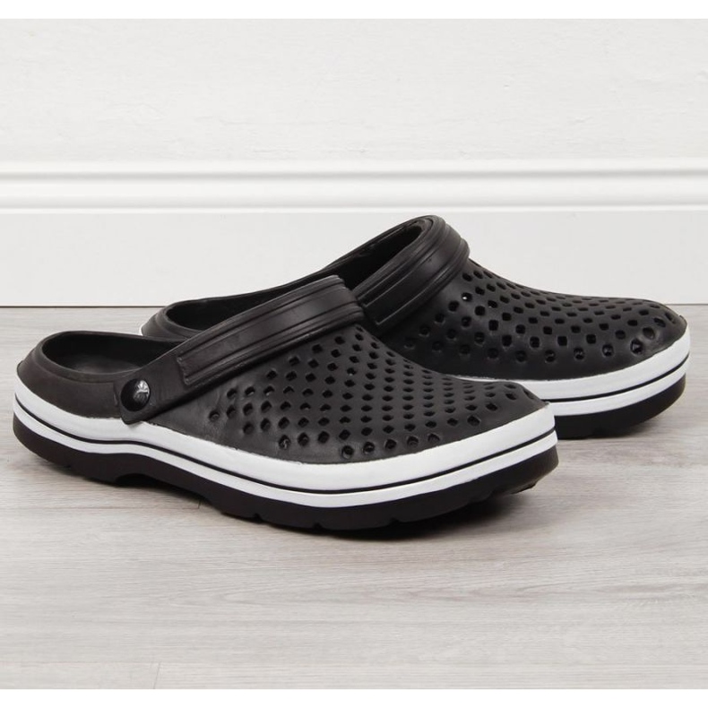 Nyheter M EVE301A svarta genombrutna skumtofflor