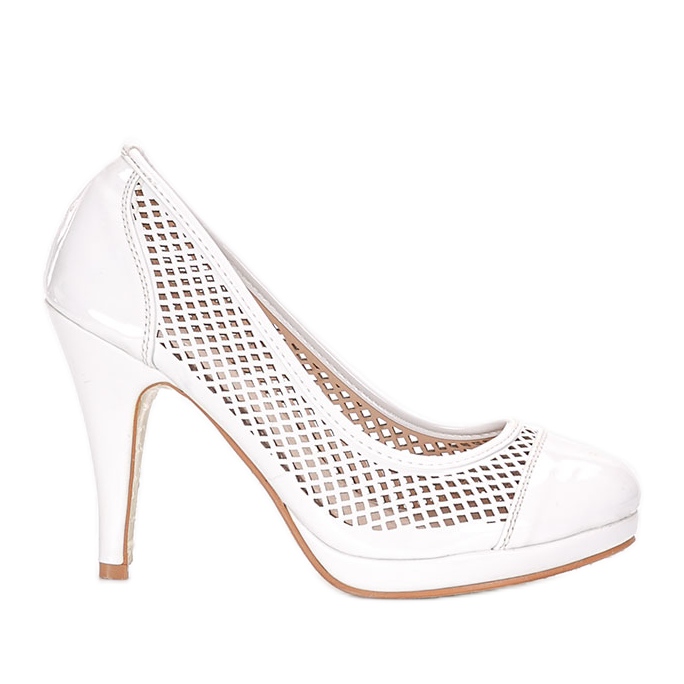 Vita pumps på en broderhäl