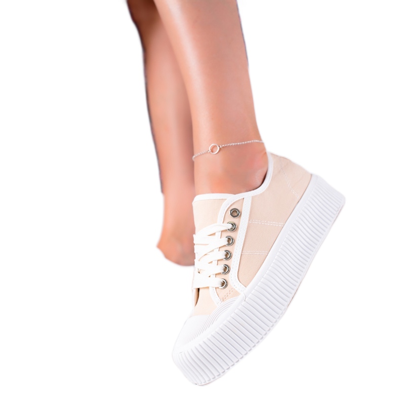 SHELOVET Sneakers På En Bred Plattform beige