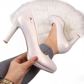 Pumpar på den pärlbeige Sergio Leone-plattformen