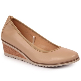 Pumps på en beige Vinceza wedge
