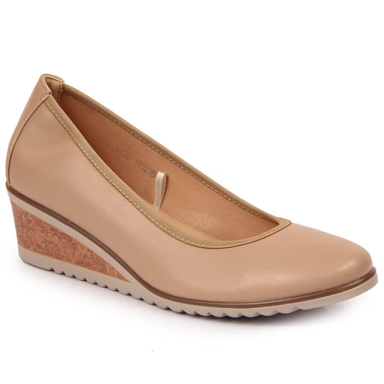 Pumps på en beige Vinceza wedge