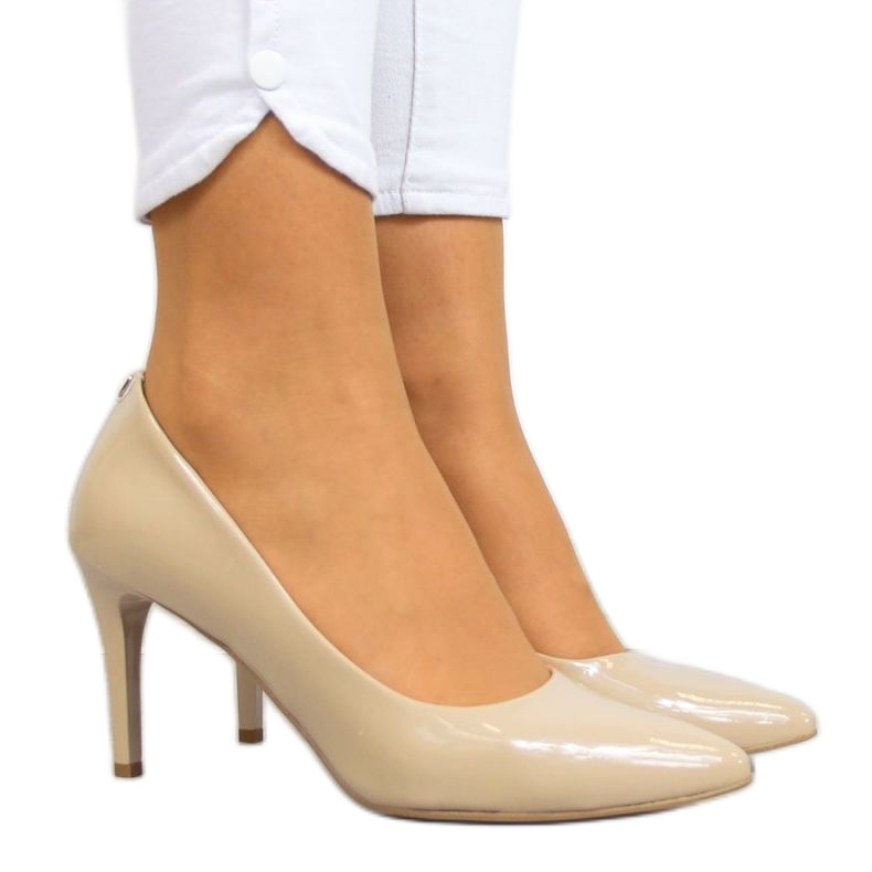 Pumps på stilettklack lackad beige W Juma
