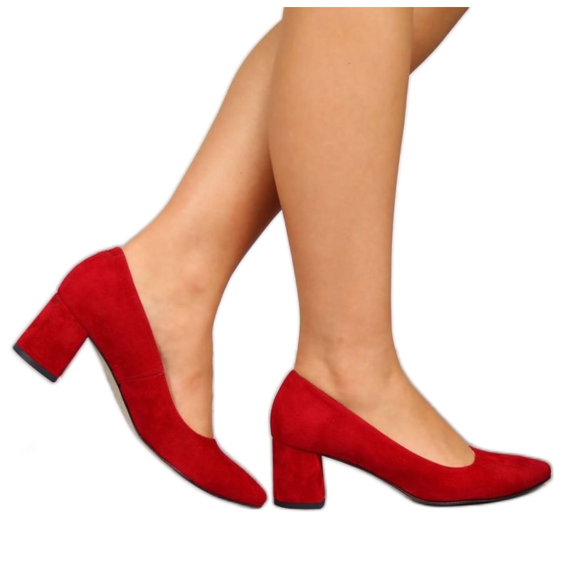 Pumps på en röd mockapelare W Juma
