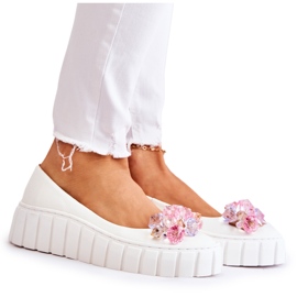 PA2 Läderballerinor på en plattform med en färgglad vit ladettedekoration