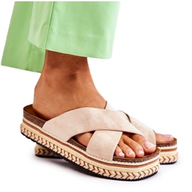 PG1 Damtofflor i mocka på en beige Jossie-plattform