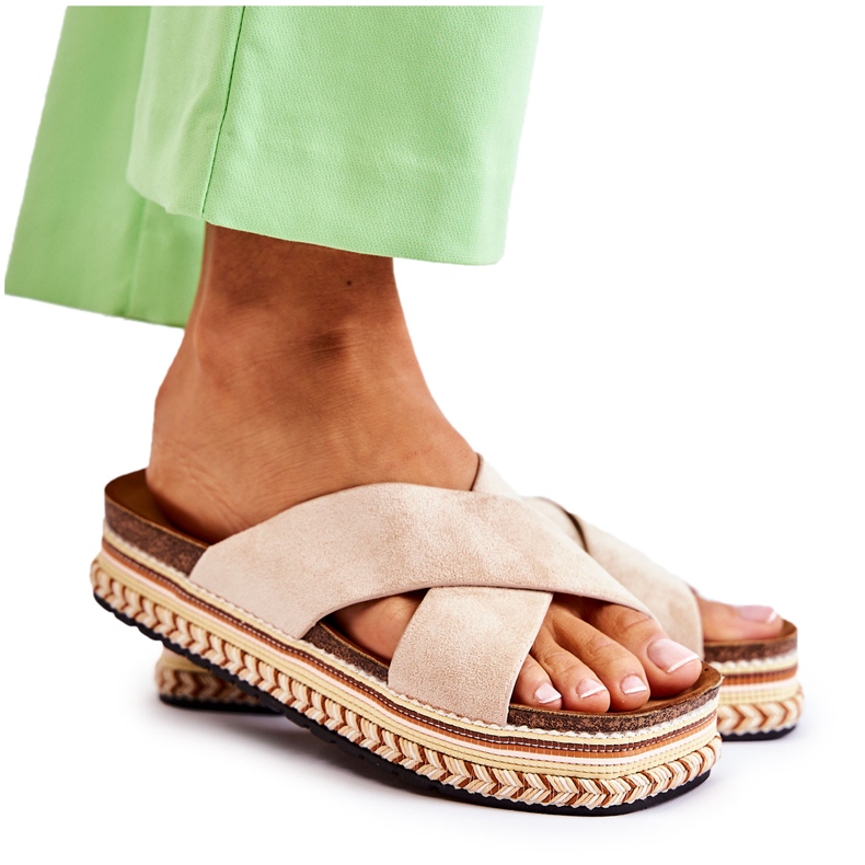 PG1 Damtofflor i mocka på en beige Jossie-plattform