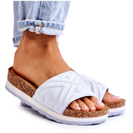 PG1 Damtofflor i mocka på en massiv blå Heritta-plattform