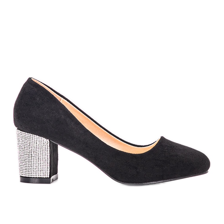 Svarta pumpar på Goyals inlägg