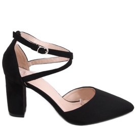 Pumpar på stolpen av Lizzie Black svart