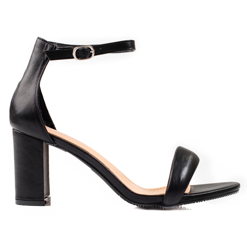 SHELOVET Svarta sandaler på en bar