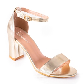 SHELOVET Gyllene sandaler på en bar