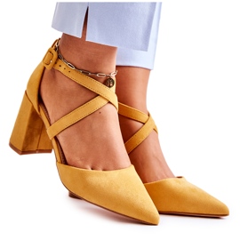 FB1 Fashionabla Sandaler På En Gul Sinari Bar