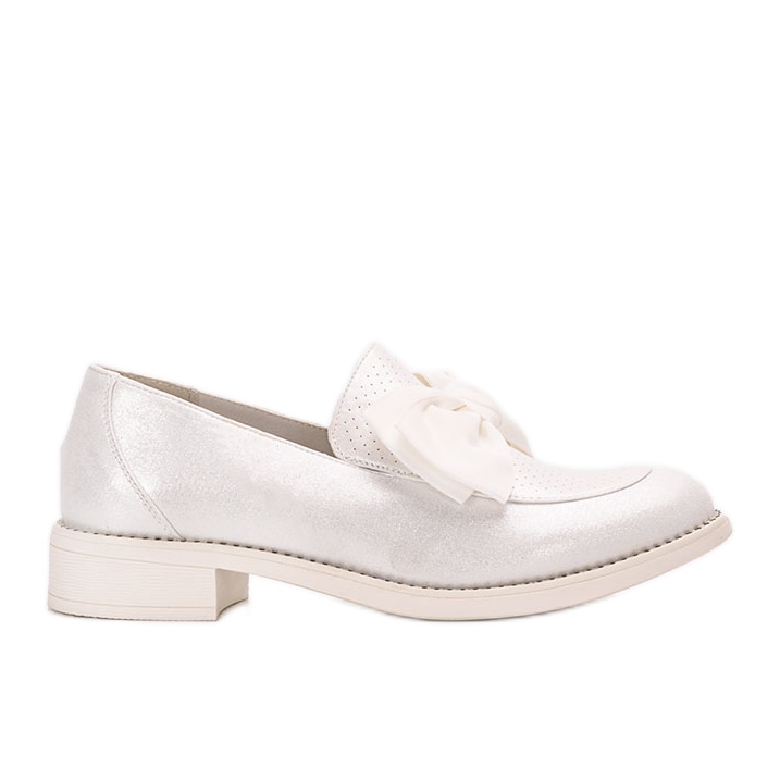 Vita brogues med en Bizier rosett