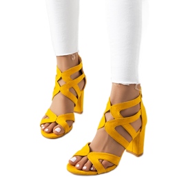 Gula sandaler på en Maddox-stolpe