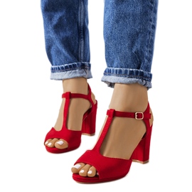 Röda pumps på Harvey-posten