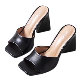 Svarta tofflor på Istila-stolpen