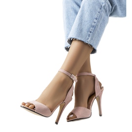 Rosa öppna pumps på en Luigina-klack