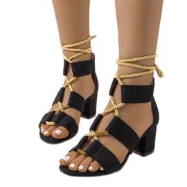 Svarta sandaler på Saliba-stolpen