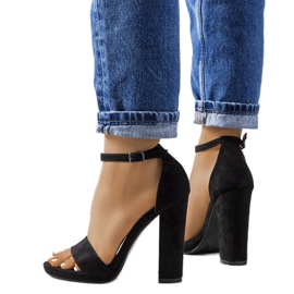 Svarta sandaler på Karida-stolpen