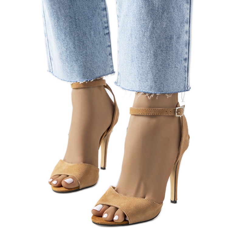 Beige öppna pumps på en Luigina-klack