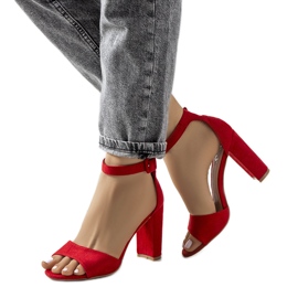 Röda sandaler på Doyle-stolpen