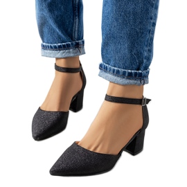 Blanka svarta pumps på Mawahi-stolpen