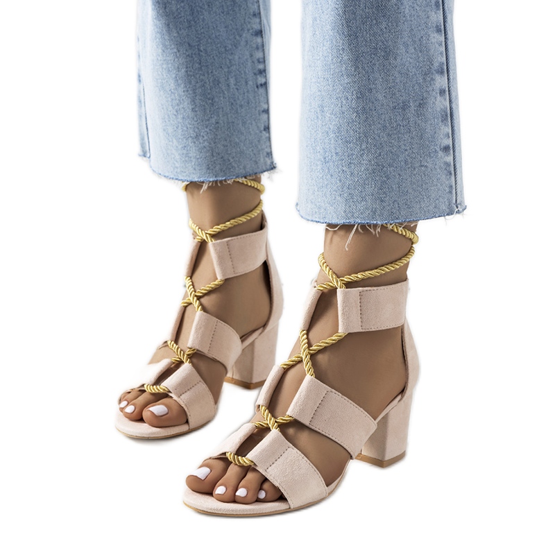 Beige sandaler på Saliba-stolpen